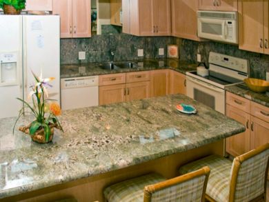 Fully equipped kitchen with breakfast bar